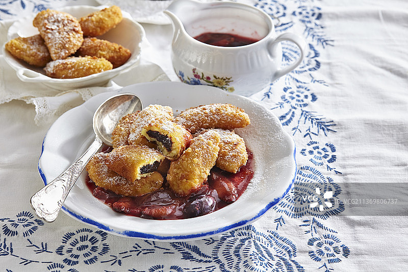 李子酱馅甜丸子图片素材