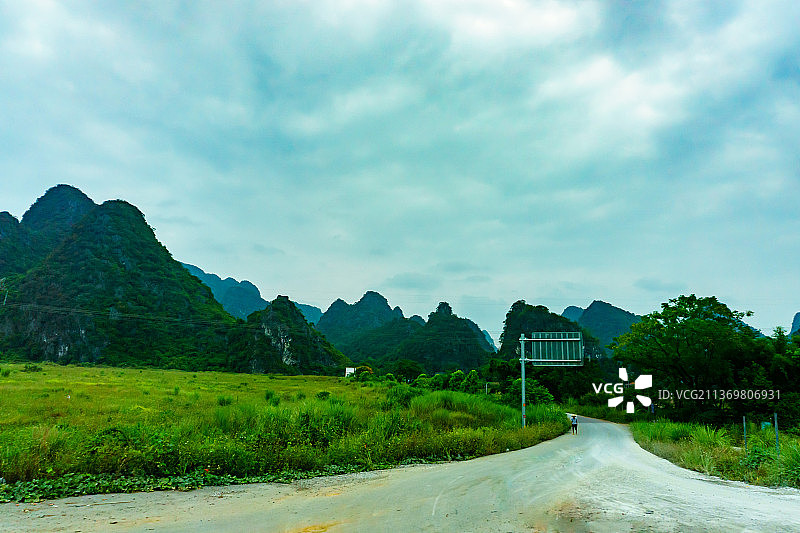 一条通向山里的路图片素材