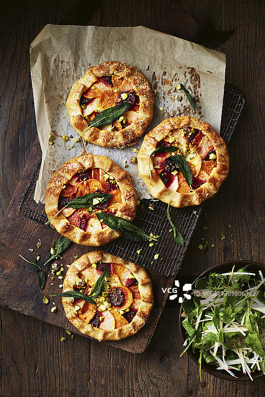 脆皮鼠尾草冬季蔬菜馅饼图片素材