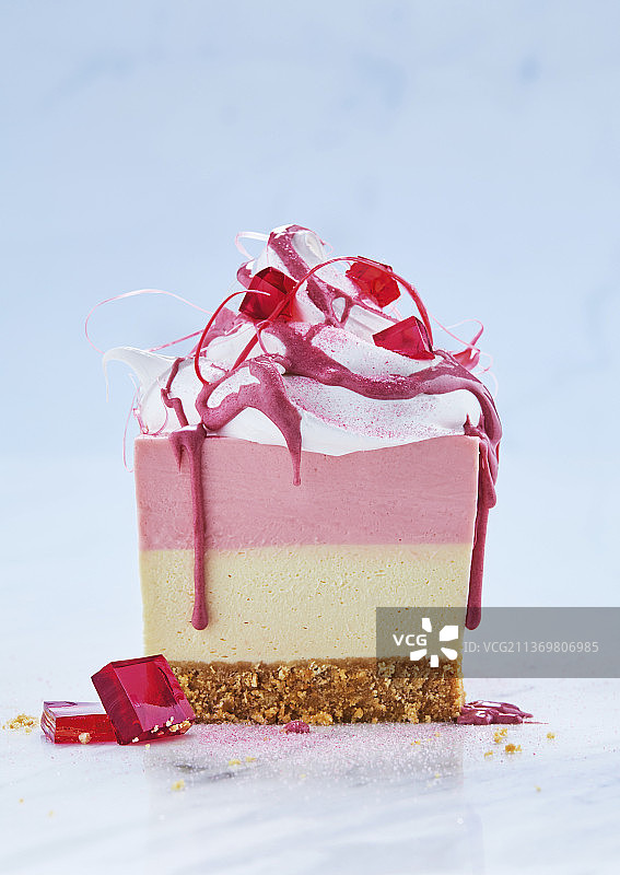 免烤红色芝士蛋糕配粉色巧克力图片素材