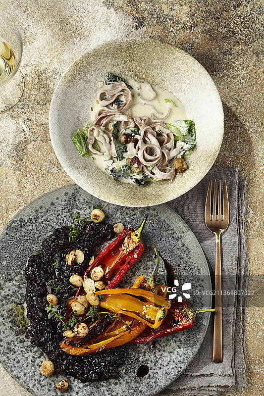 黑米烩饭配烤辣椒、栗子面和奶油卷心菜图片素材