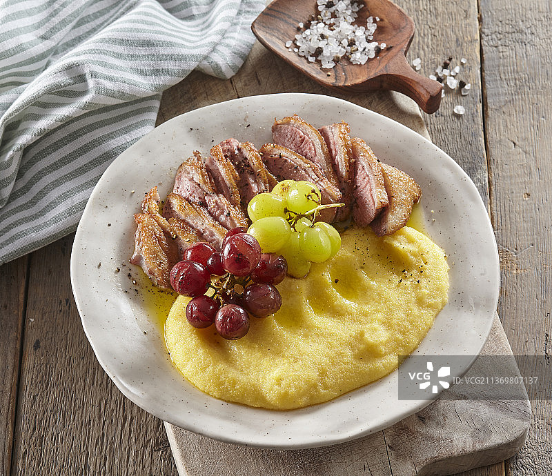 葡萄玉米粥鸭胸图片素材