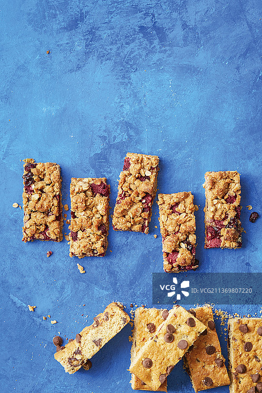 椰枣巧克力饼干棒、燕麦和混合浆果麦片棒图片素材