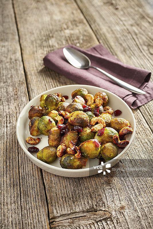 烤球芽甘蓝配蔓越莓和腰果图片素材