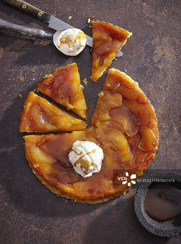 焦糖苹果挞配奶油冰淇淋图片素材