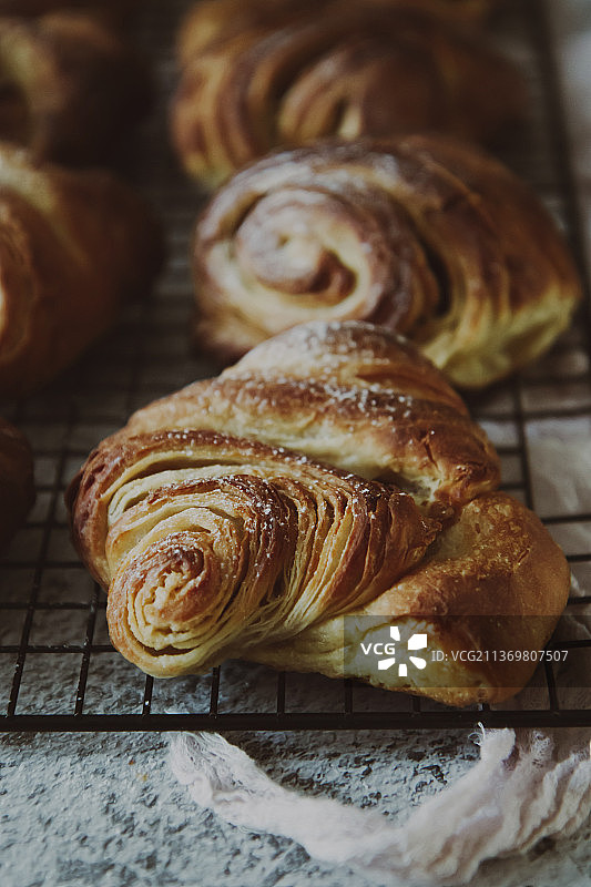 法兰西面包卷——含糖和肉桂的酥皮糕点（特写）图片素材
