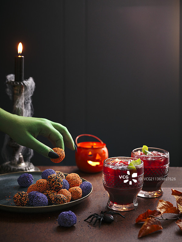 焦橙巧克力和血腥甜菜根鸡尾酒图片素材