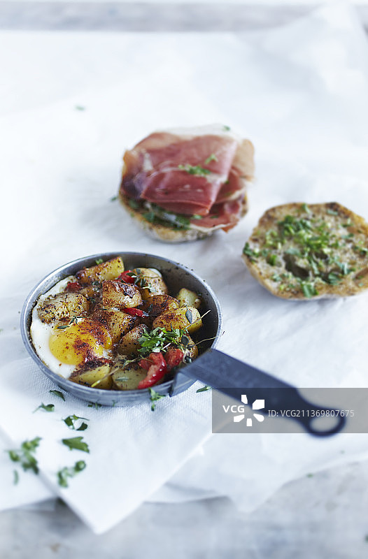 面包卷配炸土豆煎蛋和火腿图片素材