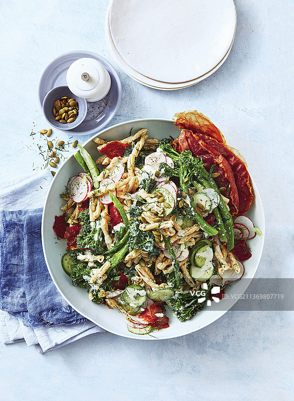 西兰花、小萝卜和培根的格梅利沙拉图片素材