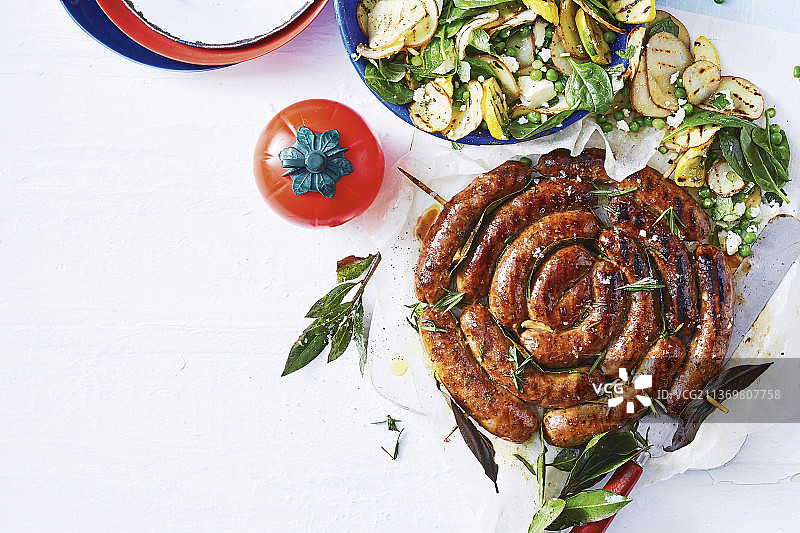 枫糖羊肉香肠配土豆薄荷豌豆沙拉图片素材