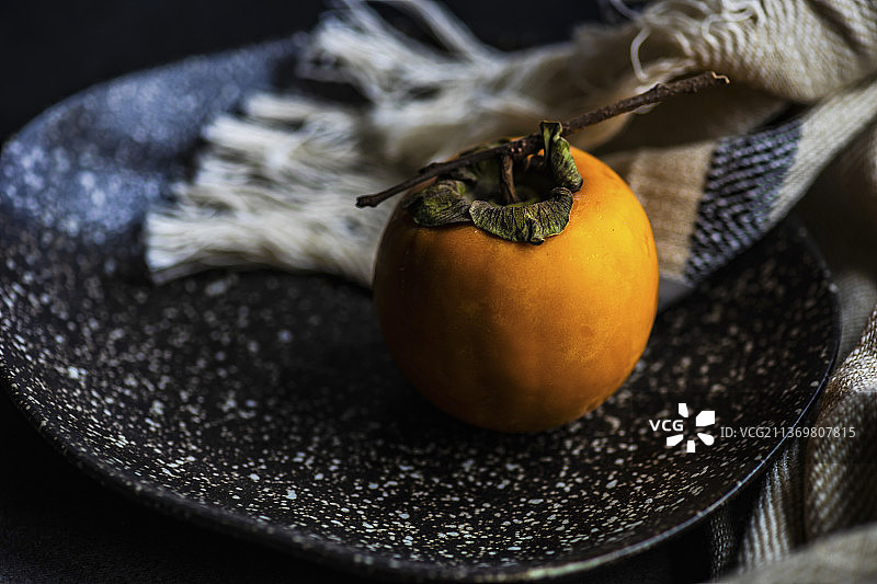 碗里的新鲜柿子果实，作为一种食物概念图片素材