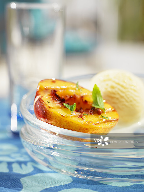 烤桃子配香草冰淇淋图片素材