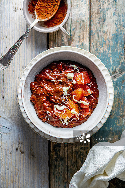 红米布丁配甜桃薄片图片素材