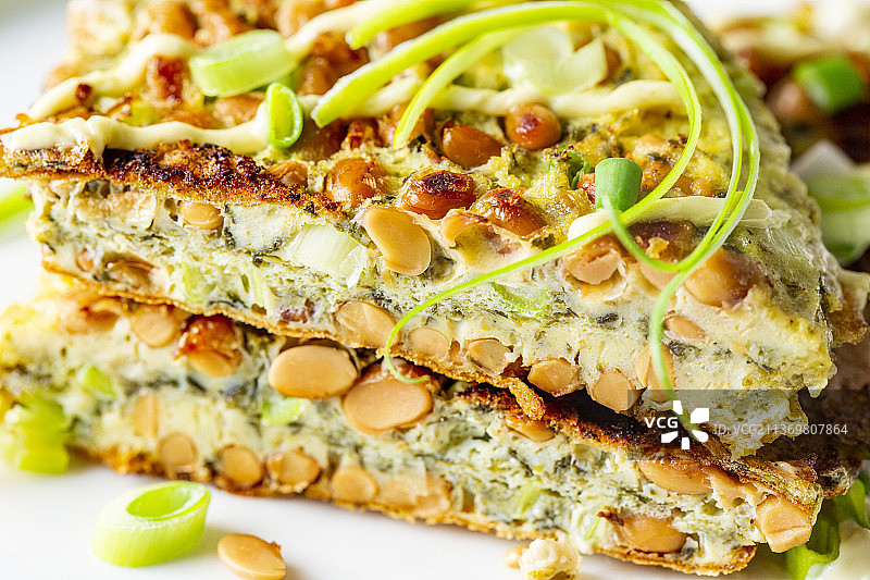 纳豆蛋卷配亚麻荠蒜泥蛋黄酱图片素材