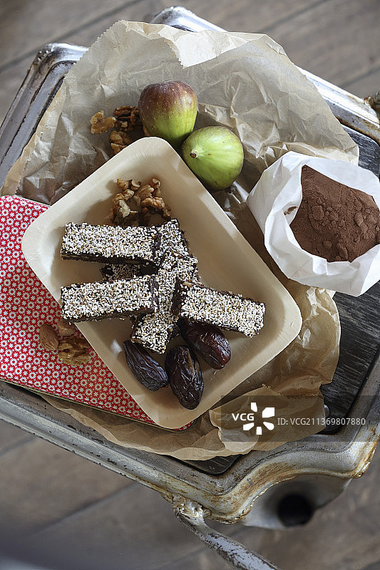 带爆米苋的巧克力棒图片素材