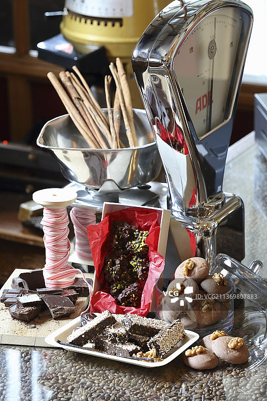 巧克力脆片、巧克力棒和巧克力饼干图片素材