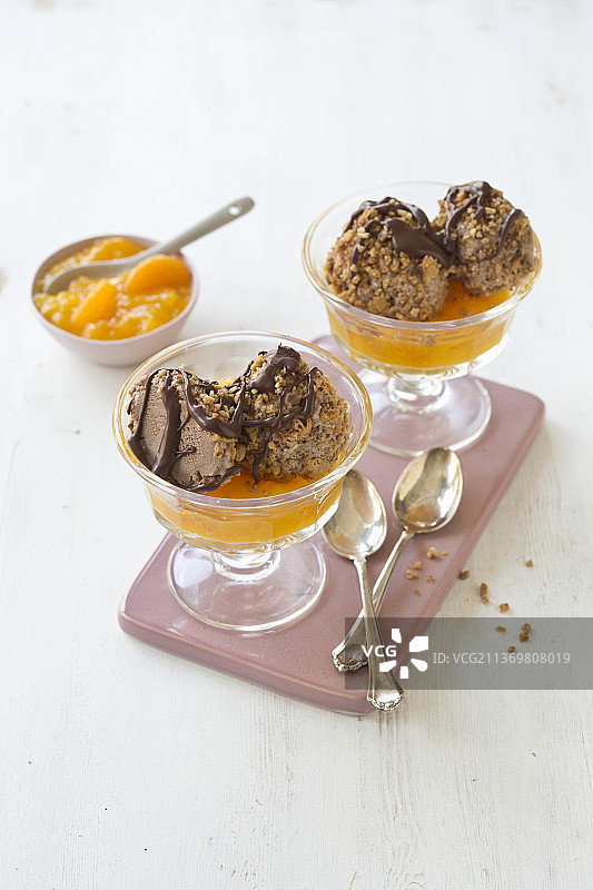 榛子塔图夫配罐装柑橘图片素材