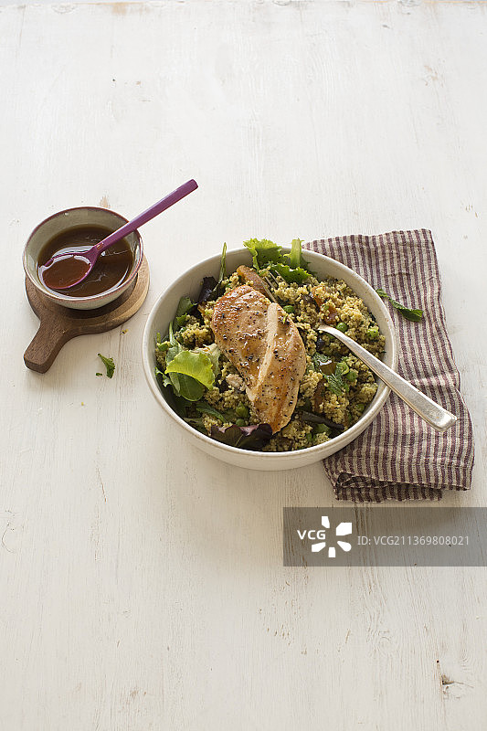 搭配杏干的夏季塔博勒色拉鸡胸肉图片素材