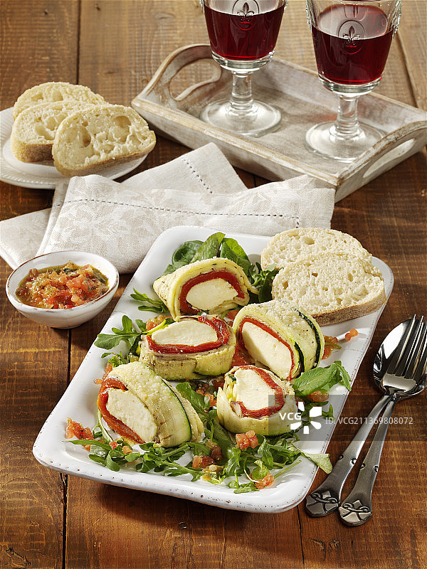 搭配水牛马苏里拉奶酪的开胃菜卷图片素材