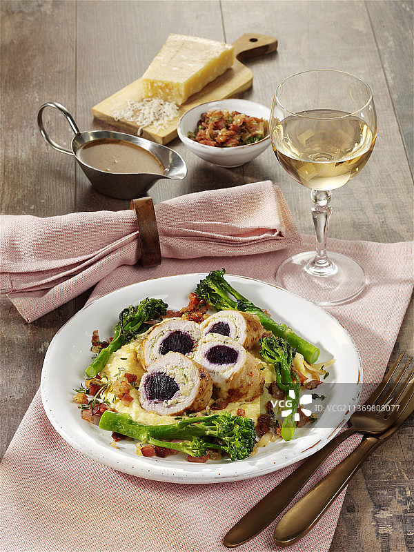 红香蒜酱火鸡肉卷配胡萝卜图片素材