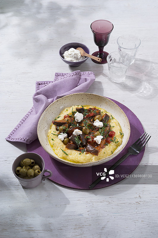 玉米粥配蔬菜杂烩图片素材