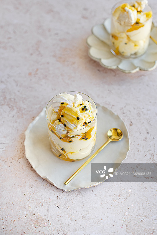 伊顿麦斯甜点配百香果泥和奶油图片素材