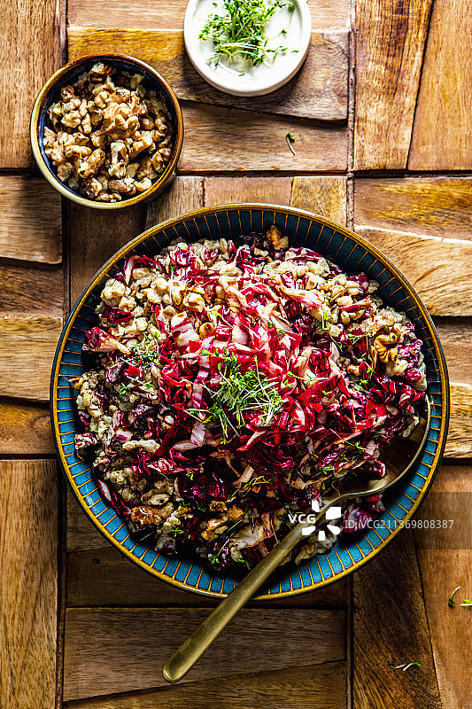 卷状大麦烩饭配菊苣、核桃和南瓜籽油图片素材