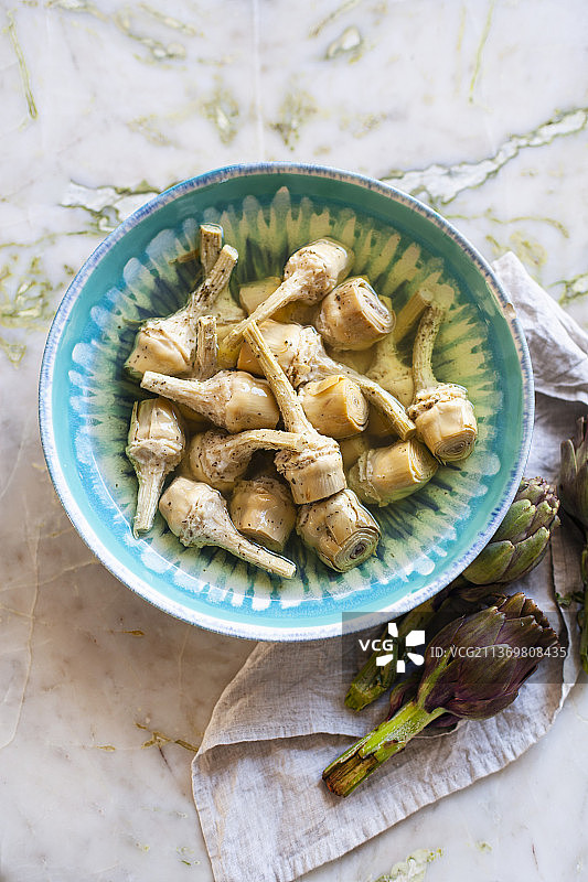 用橄榄油腌制的洋蓟图片素材