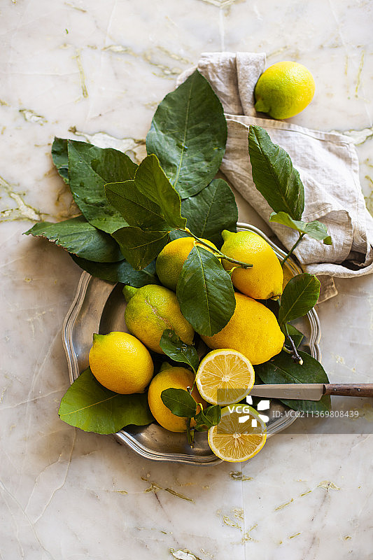 带叶新鲜柠檬图片素材