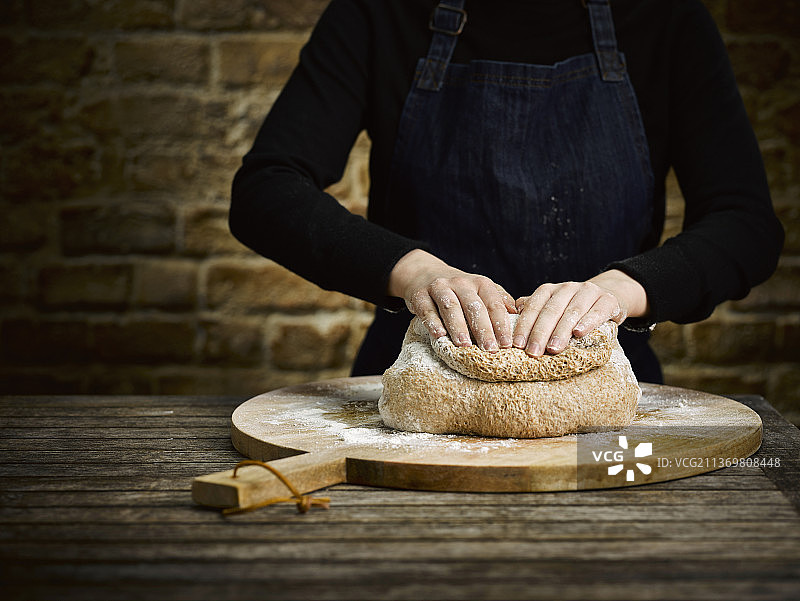 揉面包面团的手图片素材