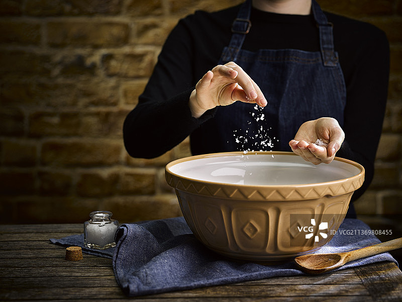 向搅拌碗中加盐图片素材