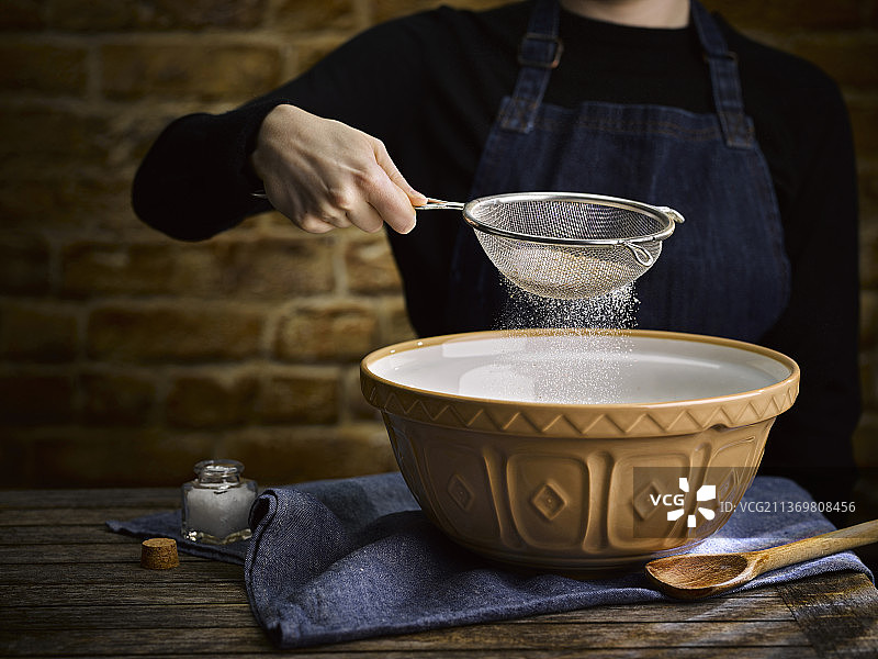 面粉被筛入搅拌碗中图片素材