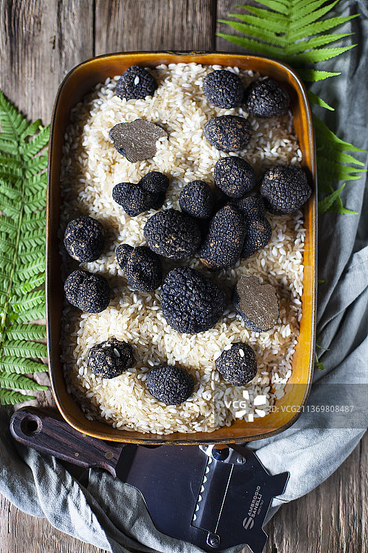 米饭上的黑松露蘑菇图片素材