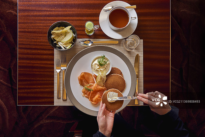 鲑鱼和鲜奶油薄饼图片素材