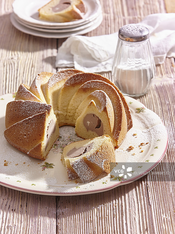 蛋奶酒和可可邦特蛋糕图片素材