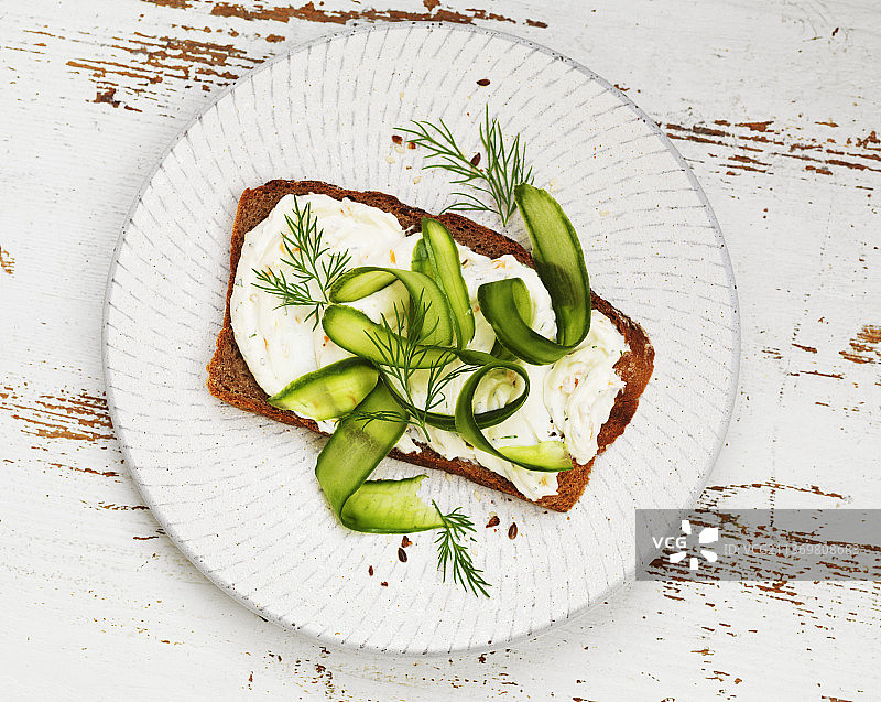 奶油奶酪、黄瓜和莳萝面包图片素材