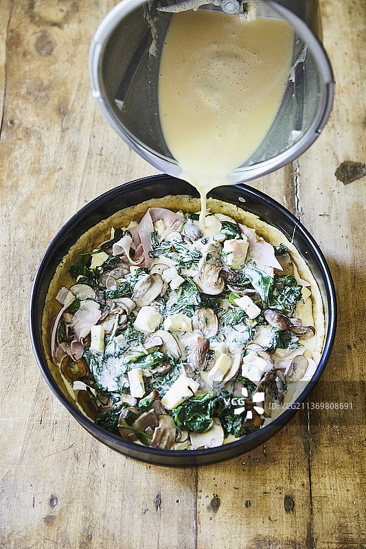 制作蘑菇菠菜乳蛋饼图片素材