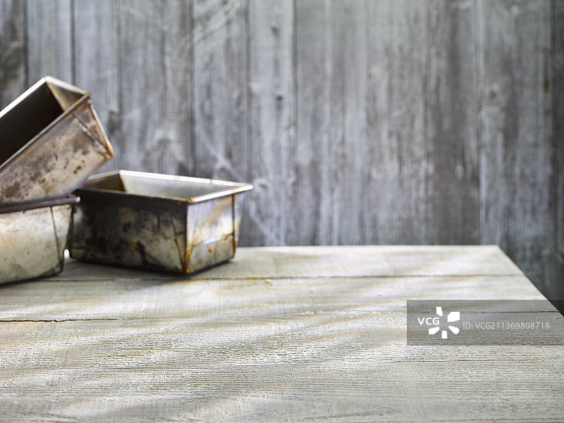 木制背景前的复古烤盘图片素材