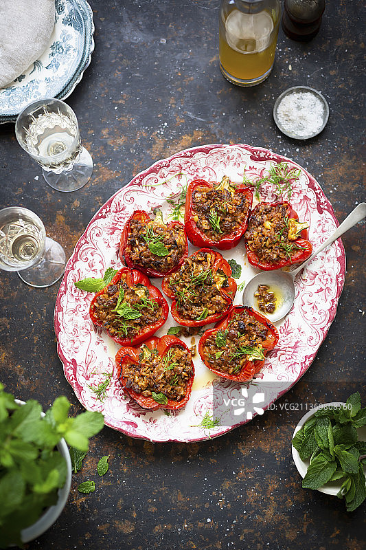 酿馅灯笼椒配肉末和米饭图片素材