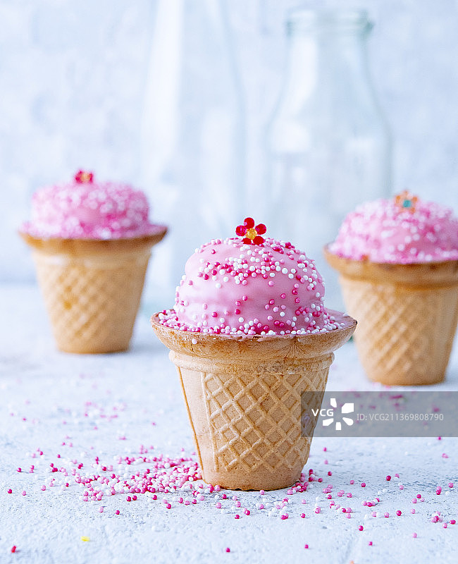 粉色草莓挞配甜糖锥图片素材