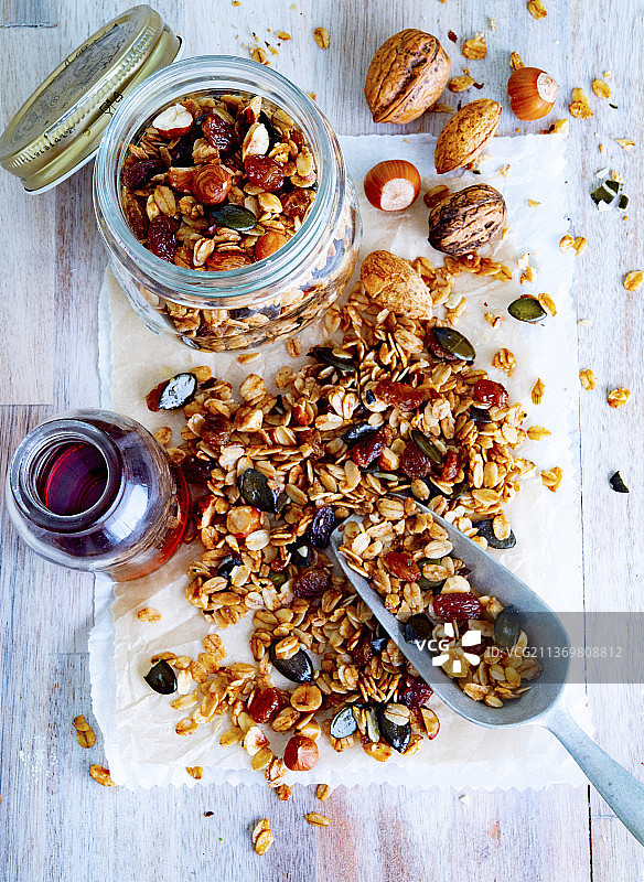 含坚果的自制格兰诺拉麦片图片素材