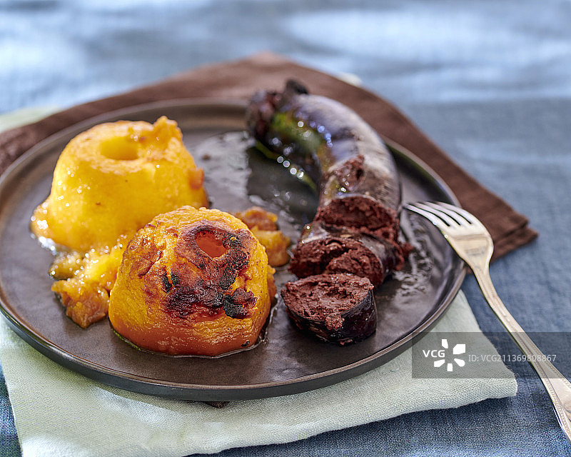 血肠与烤苹果图片素材