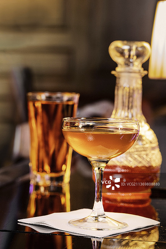 吧台上的鸡尾酒图片素材