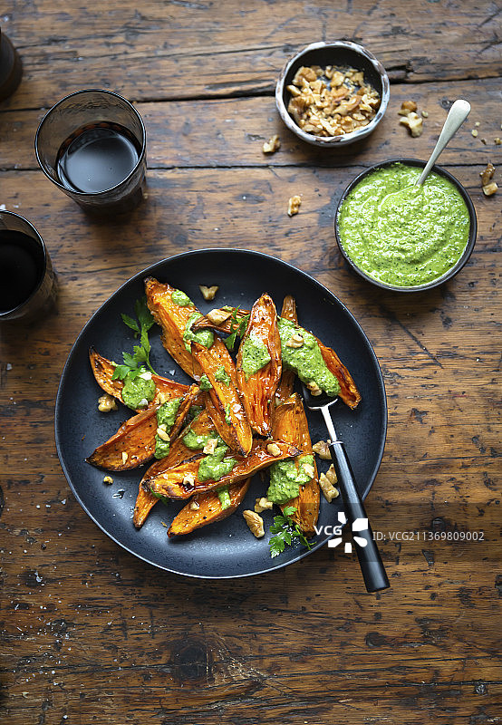 烤红薯配纯素欧芹香蒜酱图片素材