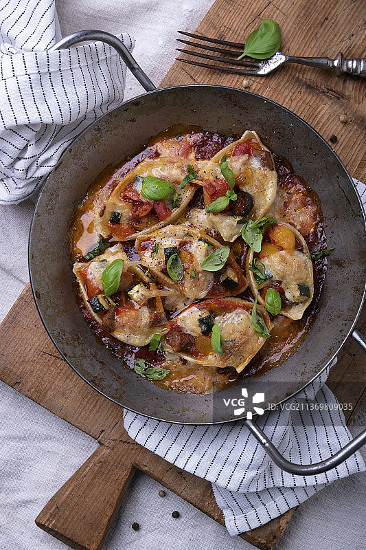 番茄酱汁烩辣椒西葫芦馅纯素贝壳面图片素材