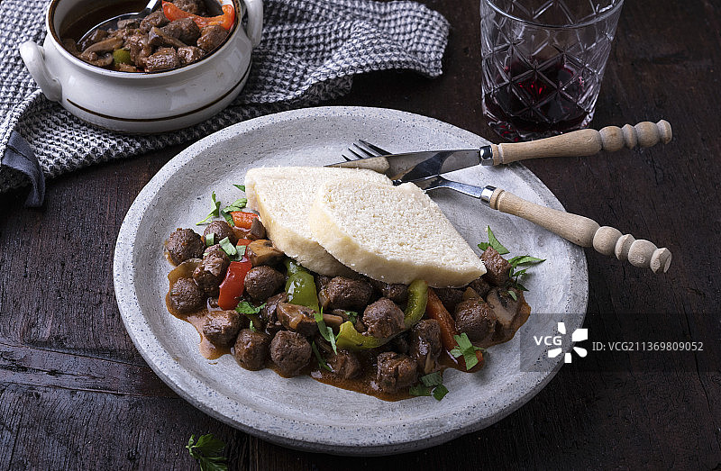 波西米亚饺子配大豆古拉什（纯素）图片素材