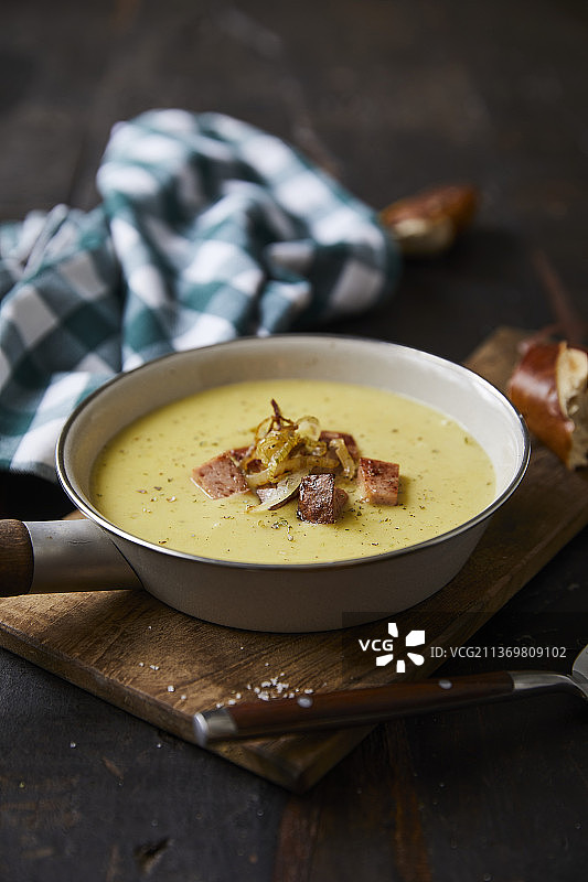 炸肉饼土豆汤图片素材