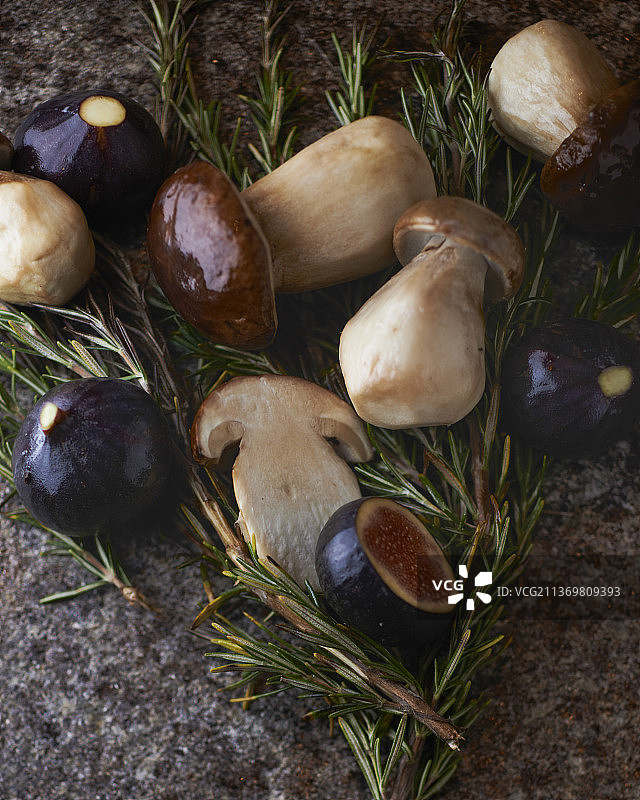 新鲜牛肝菌和无花果图片素材