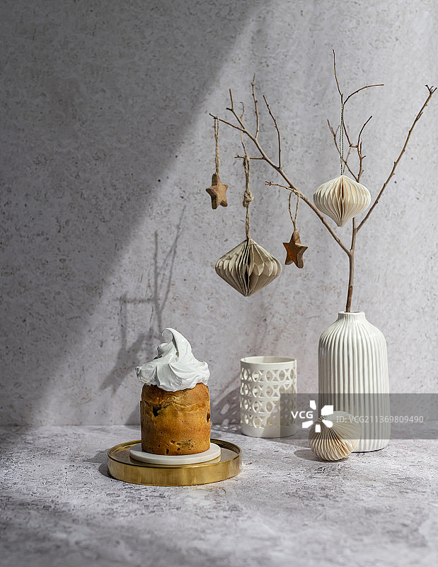 白色圣诞场景中的迷你意大利蛋白派图片素材