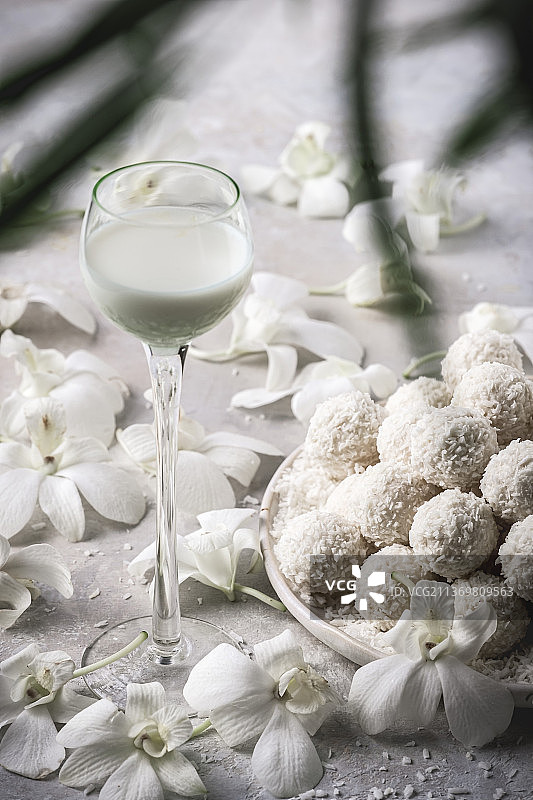 椰子碗装椰子利口酒图片素材